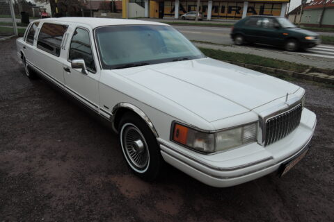 Prodloužená limuzína Lincoln Town Car 7