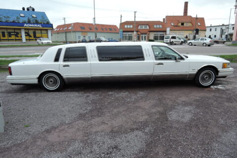 Prodloužená limuzína Lincoln Town Car 7