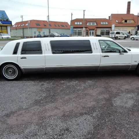 Prodloužená limuzína Lincoln Town Car 7