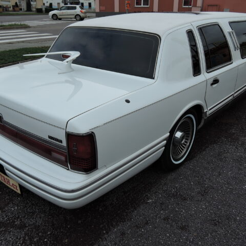 Prodloužená limuzína Lincoln Town Car 7
