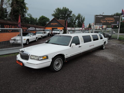 Prodloužená limuzína Lincoln Town Car 9