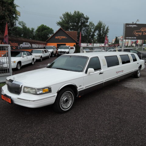 Prodloužená limuzína Lincoln Town Car 9