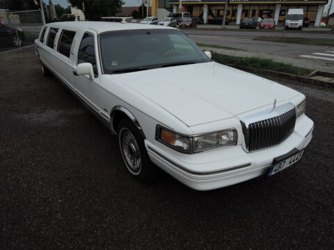 Prodloužená limuzína Lincoln Town Car 9