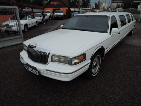 Prodloužená limuzína Lincoln Town Car 9