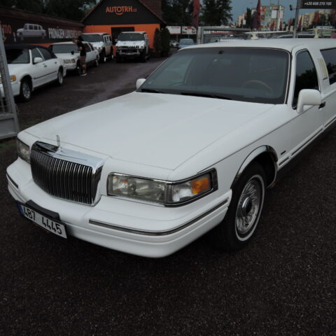 Prodloužená limuzína Lincoln Town Car 9