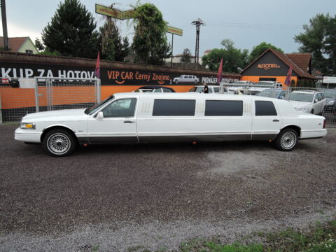 Prodloužená limuzína Lincoln Town Car 9