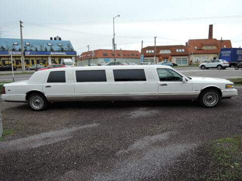 Prodloužená limuzína Lincoln Town Car 9