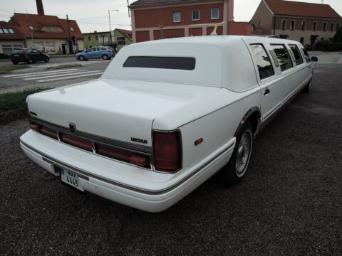 Prodloužená limuzína Lincoln Town Car 9