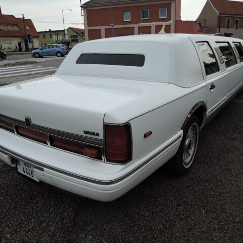 Prodloužená limuzína Lincoln Town Car 9