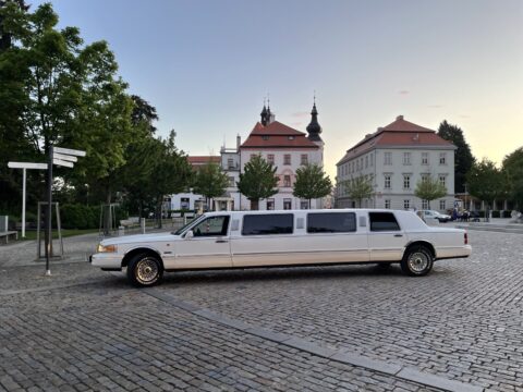 Prodloužená limuzína Lincoln Town Car 9+