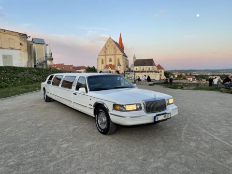 Prodloužená limuzína Lincoln Town Car 9+