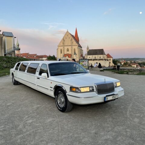 Prodloužená limuzína Lincoln Town Car 9+