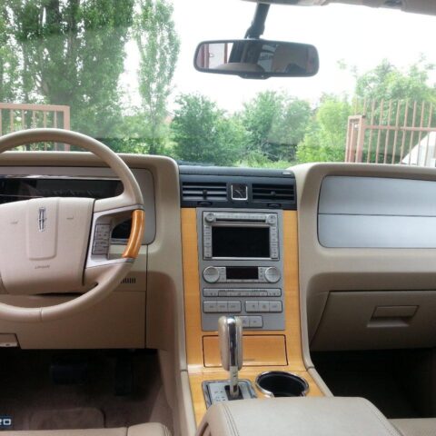 SUV Lincoln Navigator 8