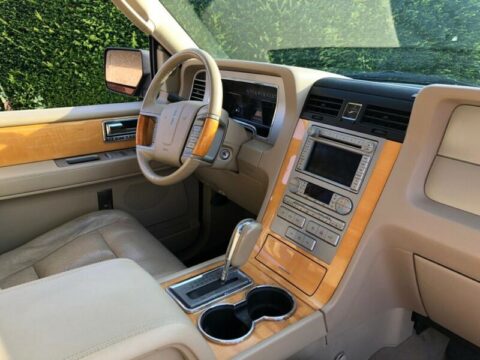SUV Lincoln Navigator 8