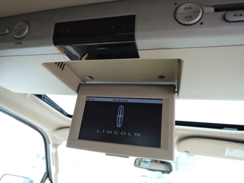 SUV Lincoln Navigator 8