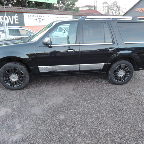 SUV Lincoln Navigator 7