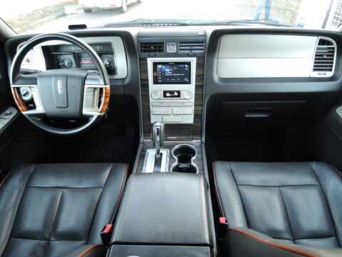 SUV Lincoln Navigator 7