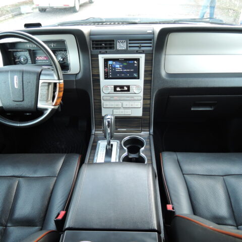 SUV Lincoln Navigator 7
