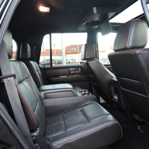SUV Lincoln Navigator 7
